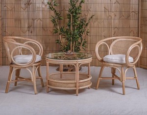 Una mesa de comedor redonda y cuatro sillas hechas de ratán tejido, un lujoso conjunto de muebles para cocina y restaurante. Sillas de jardín. - Product Image 4