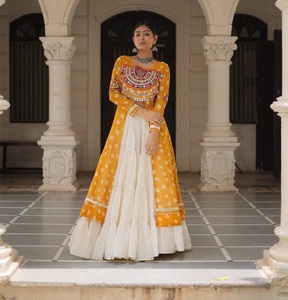 Lehenga Choli de diseño étnico tradicional indio, colección Navaratri, con estampado Bandhani y diseño Kutchi para mujeres, ropa elegante. - Product Image 1
