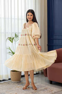 Robe midi bohème beige avec manches bouffantes, broderie florale, coupe ample, col carré, viscose tissée, robe décontractée d'été - Product Image 3