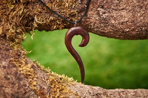 Collier en bois avec pendentif sculpté, différentes formes et couleurs, bijoux en bois faits à la main pour hommes et femmes - Product Image 5