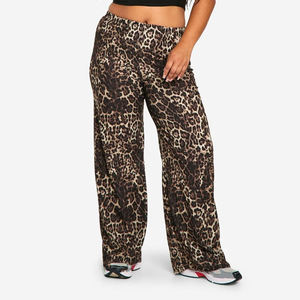 Pantalones anchos personalizados con estampado de leopardo, cintura alta elástica, ajuste holgado, estilo casual de largo completo con bolsillos y logo en la pierna derecha. - Product Image 2