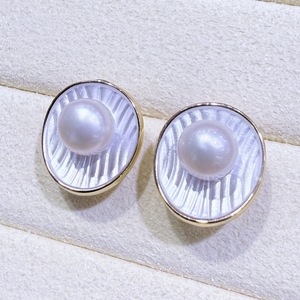 Pendientes de Perlas de Agua Dulce con Incrustaciones de Oro de 14K de Zhuji, Diseño Vertical con Esmalte, Estilo Nicho, Estilo Popular en Instagram - Product Image 1