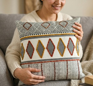 Housse de coussin carrée brodée à motif tribal géométrique en gris, blanc cassé, orange et jaune moutarde, vente en gros 18x18 - Product Image 1