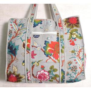 Bolso Tote Acolchado de Algodón con Estampado Floral, Bolso de Hombro Hecho a Mano en India, Bolso de Compras Boho para Mujer - Product Image 1