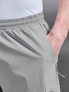 Shorts cargo pour hommes en nylon extensible, marque privée, avec cordon de serrage ajustable à la taille, multi-poches, style streetwear - Product Image 4
