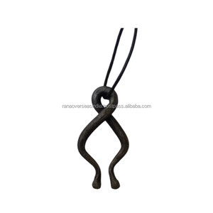 Élégant collier pendentif en métal moderne durable et parfait pour un usage quotidien Finitions uniques et Option cadeau unisexe - Product Image 6