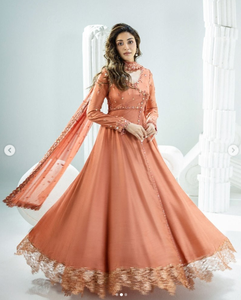 Sari en soie orange élégant Ayzel avec une silhouette gracieuse, séchage rapide et évacuation de l'humidité, à porter en toutes saisons - Product Image 1