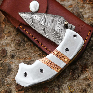 Couteau pliant Damas de qualité supérieure avec une lame tranchante, un talon décoratif en acier, une prise en main confortable et un design compact - Product Image 1