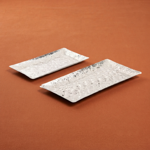 Ensemble de plateaux rectangulaires en métal argenté chic, avec une surface texturée martelée, idéal pour les collections de vaisselle modernes - Product Image 1