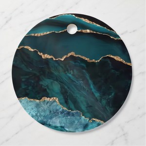Tabla de cortar redonda de mármol verde azulado con patrón de mármol y rayas doradas brillantes, con orificio para colgar. - Product Image 1