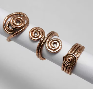Bague magnétique en cuivre unisexe, bijou traditionnel ayurvédique de guérison, motif spirale martelé en fil torsadé - Product Image 1