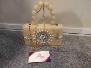 Pochette en résine faite à la main de haute qualité, artisanat exquis et design nouvelle génération, ornée de cristaux avec une poignée élégante - Product Image 4
