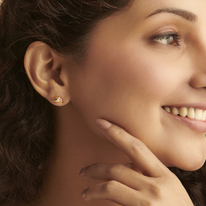 Pendientes de tuerca con diseño de hoja y diamantes dorados de primera calidad para mujer – Joyería de lujo elegante inspirada en la naturaleza - Product Image 2
