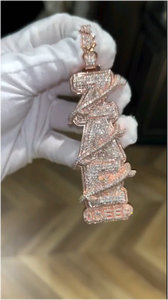 จี้เพชรแบบ Iced Out สั่งทำได้ตามต้องการ ตัวอักษรตามสั่ง เงินแท้ 925 ประดับเพชร VVS มอยส์ซาไนต์ สไตล์ฮิปฮอป จี้แบบ Iced Out แนวตั้ง - Product Image 6