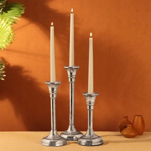 Elegante Juego de Candelabros de Metal para Decoración del Hogar - Product Image 1