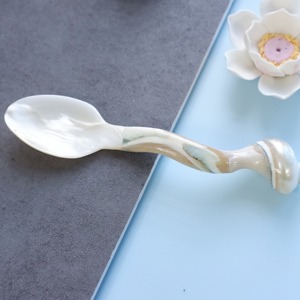 Juego de cucharas de alta calidad hechas de nácar natural, elegantes utensilios artesanales. - Product Image 1