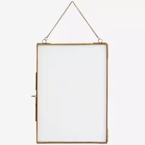 Cadre photo mural élégant en métal et verre, support d'affichage moderne pour décoration intérieure - Product Image 3