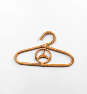 Perchas para ropa de niños hechas de ratán natural, con diseños de sol, corazones y flores; perchas para ropa de muñecas. - Product Image 1