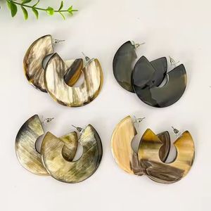 ต่างหูห่วงทำจากเขาโคธรรมชาติ งานแฮนด์เมด เครื่องประดับแฟชั่นโดย Curio Craft - Product Image 2