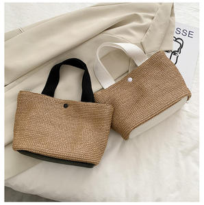 Llama la atención en cada calle de la ciudad con este dinámico bolso de hilo natural que presenta una base de contraste llamativo y un cierre a presión. - Product Image 3