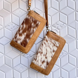 Portefeuille Western en Cuir de Vachette à Poils pour Femme, Pochette Élégante en Cuir de Vachette avec Poils, Étui pour Cartes et Téléphone, Collection Stylée pour Femme - Product Image 1