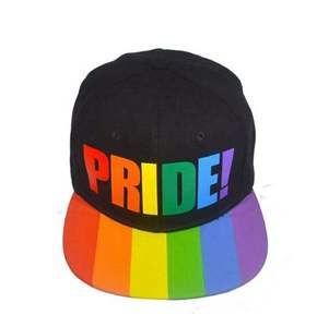 Casquette snapback noire avec inscription Rainbow Pride et visière colorée - Product Image 6
