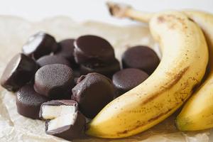 Banane surgelée enrobée de chocolat, dessert aux fruits sain, collation naturelle à base de banane, fabriqué au Vietnam - Product Image 2