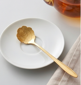 Ensemble de couverts en métal au design floral doré, finition miroir haute brillance, compatible lave-vaisselle, idéal pour les occasions de mariage - Product Image 4
