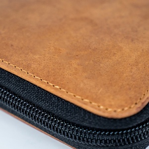 Pochette à fermeture éclair en cuir pour gants - Product Image 2