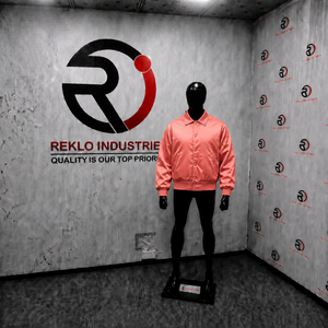 Chaqueta Varsity de Satén Rosa Coral Personalizada para Hombre, Chaqueta Bomber Lisa al por Mayor con Botones a Presión, Fabricante OEM, Venta de Chaquetas con Botones en el Pecho - Product Image 3