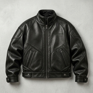 Chaqueta de hombre con apariencia de cuero negro, cuello alto, cremallera completa, bolsillos laterales, puños ajustables y diseño con paneles. - Product Image 6