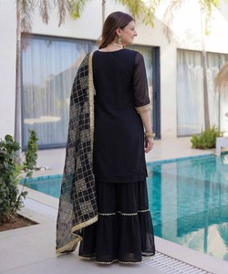 Ensemble haut, sharara et dupatta en georgette fantaisie avec broderie, sequins et travail zari, pour tenue de fête, prix de gros, vêtement ethnique, coton multicolore - Product Image 3