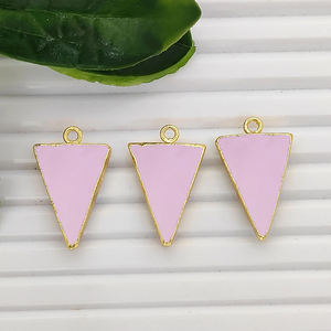 Breloque en calcédoine rose en forme de triangle, plaquée or, 20x15mm, faite à la main, connecteur pour la fabrication de bijoux - Product Image 1