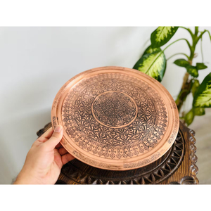 Assiette de service ronde en cuivre gravée, faite à la main, pour la table et la cuisine - Product Image 6