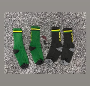 Chaussettes de sport athlétiques personnalisées pour le football, ajustement sécurisé, disponibles dans des couleurs et des motifs d'équipe personnalisés. - Product Image 1