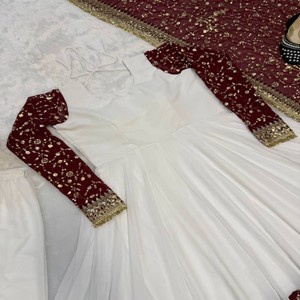 Ensemble Anarkali VASTRA COTTAGE en Georgette avec broderies multiples, manches longues, doublure en coton, pantalon ample et dupatta. - Product Image 4