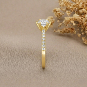 Anillo de Compromiso de Oro Amarillo de 14K para Mujer con Diamante Cultivado en Laboratorio Redondo y Diamantes Laterales, Estilo Clásico - Product Image 2