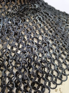 Armadura de cuello y hombros de acero dulce medieval hecha a mano, con gorgeta y avental de malla plana revetada, negra, para recreación histórica y cosplay. - Product Image 6