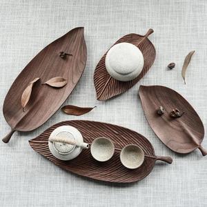 Bandeja de madera para servir en forma de hoja hecha a mano, accesorios decorativos sostenibles para comedor y cocina - Product Image 5
