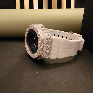 Montre analogique de luxe à cadran rond avec diamants Moissanite et design semi-serti, bracelet en caoutchouc de RoyalJEWELLS - Product Image 5