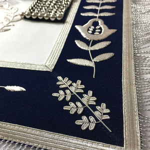 Tablier maçonnique personnalisé brodé avec motif symbolique, franges en velours blanc et noir, style classique, badge à coudre, application sur vêtement - Product Image 6