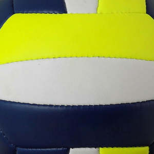 Balón de voleibol de construcción duradera y superficie suave para entrenamiento juvenil, sesiones de práctica en interiores y exteriores, superficie de tacto suave, costuras resistentes. - Product Image 6