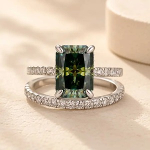 Anillo de Compromiso con Moissanita Chapado en Oro 925 de 3.5 Quilates, Corte Radiante Verde, Halo Oculto, Media Eternidad, para Mujer, Certificado IGI - Product Image 1