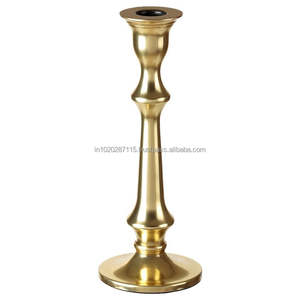 Bougeoir en laiton luxueux fabriqué à la main pour une utilisation dans les salles de pooja mariages traditionnels et arrangements de dîner de fête - Product Image 1