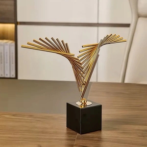 Sculpture d'aile géométrique dorée métallique glamour sur support noir massif pour la décoration de buffet de salon - Product Image 1