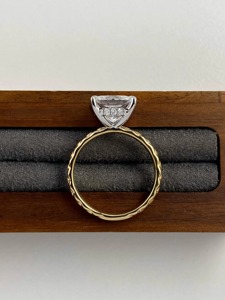 แหวนหมั้นเพชรทรงปรินเซสคัท 3 กะรัต เพชรเลี้ยงในห้องปฏิบัติการ ประดับด้วยวงแหวนแบบซ่อน 14K ทองคำขาว ดีไซน์เกลียว รับรองโดย IGI ของขวัญเครื่องประดับเจ้าสาว - Product Image 3