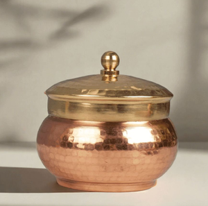Contenant en laiton martelé réfléchissant et brillant, accompagné d'une cuillère classique en métal massif, disponible au prix de gros. - Product Image 3