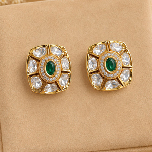 Boucles d'oreilles clous en cristal plaqué or de créateur JeweleMarket pour femmes, élégantes, traditionnelles, ethniques indiennes, pour mariage - Product Image 2