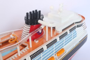 Modèle de bateau de croisière américain en bois artisanal DIS.NEY FANTASY, inspiré de la ligne de croisière Dis.ney, pour collection et décoration - Product Image 4