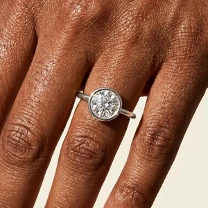 Anillo de Compromiso de Lujo para Mujer con Diamante de Corte Portugués en Oro de 14K con Engaste de Bisel - Product Image 4